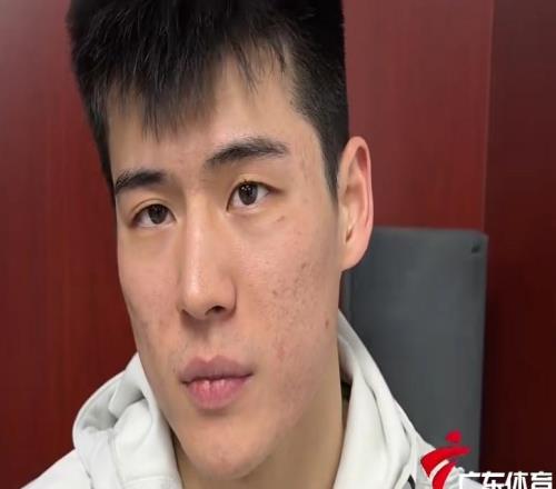 胜北控更衣室采访!三小将全提防守,萨姆纳点出年轻球员贡献!