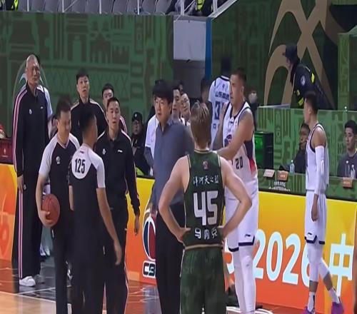 离奇判罚！一回合两犯罚两人！激活最强高诗岩，轰25+11率队连胜