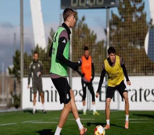 科贝:姆巴佩今天在室内训练,赫伊森和卡瓦哈尔参加完整合练