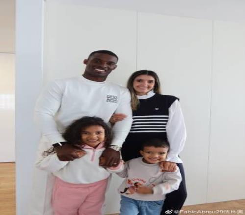 法比奥社媒发布家庭合照:我的宝贝,别太想我们