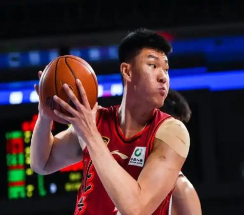 拿600万,0分0板+1被盖+2犯,球迷:诈骗犯,好意思拿那么多钱