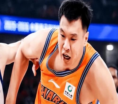 上海大胜,张镇麟仅得5分遭质疑,球迷:没看到他在做更重要事吗