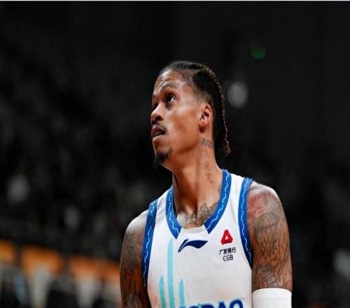 青岛对阵上海,刘维伟做出明智之举,超级外援在比赛中证明了自己