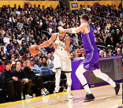 詹姆斯最后一攻被字母哥切掉湖人遗憾输球!东契奇6犯离场摔毛巾