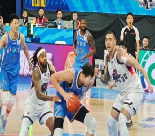 目送对手压哨绝杀!北京前锋迷失,周琦暴怒!