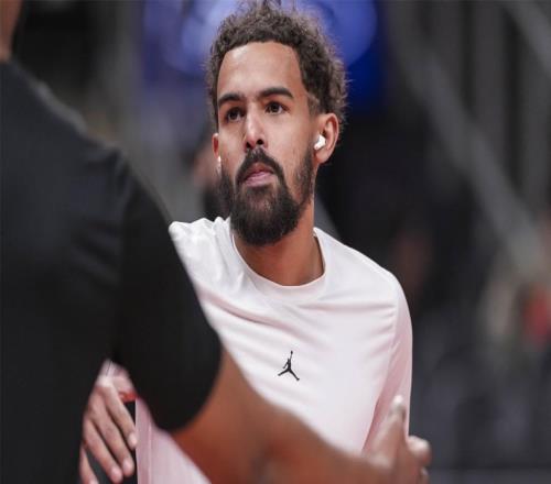 交易正式完成后,奇才队特雷杨展示了他将来会穿着的新球衣