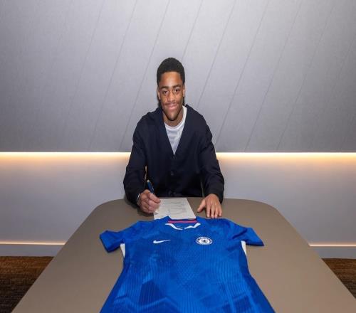 官方:17岁边锋麦奎因与切尔西签下首份职业合同