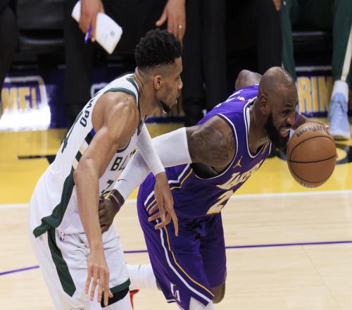 詹姆斯打雄鹿末節(jié)13分5籃板！全場正負(fù)值第四、比字母哥還高！