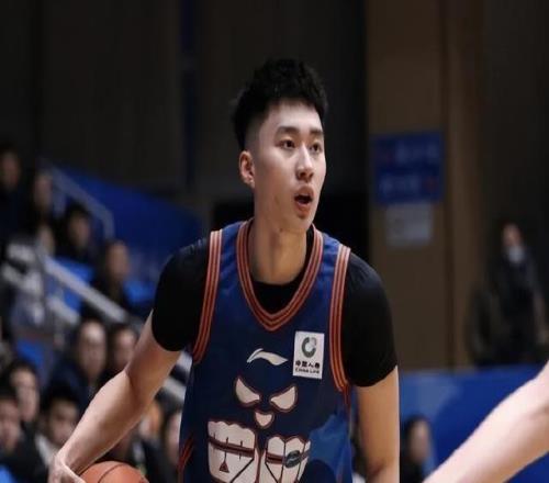 段睿骐战广州11中0新赛季最差一战!媒体:结合球能力有待多样化