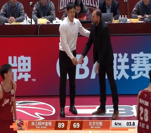 CBA土豪内部分裂队中大将遭DNP,疑似私下奚落张庆鹏水平差