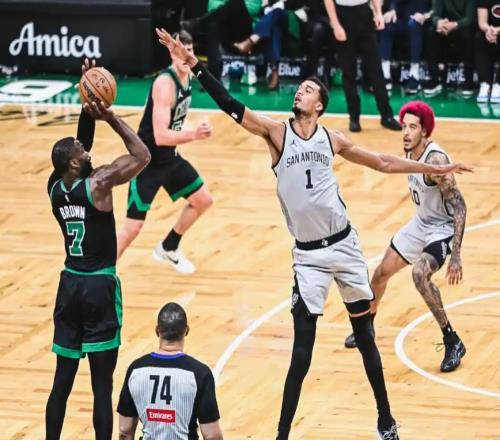 馬刺終結(jié)6連敗！文班替補(bǔ)21+6+3帽，布朗空砍27+8，卡斯?fàn)栯U受傷