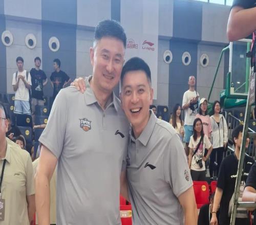 付豪撞飛徐杰，遼籃技術(shù)臺(tái)竟帶頭鼓掌焦泊喬還被遼籃球迷辱罵