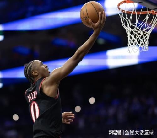 險(xiǎn)勝！巴恩斯31+7罰球絕殺，馬克西35+5勇士舊將真盡力，裁判搶戲