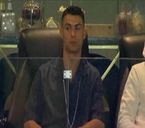 C羅現(xiàn)場目睹皇馬負(fù)于巴薩，表情全程引關(guān)注