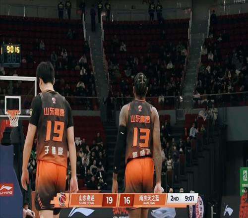 于德豪惊艳5记3分!山东豪取6连胜,邱彪深陷争议:凭啥无视新星