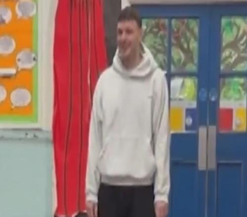 麥克斯菲爾德一后衛(wèi)是體育老師，淘汰水晶宮后回校受學(xué)生熱烈歡迎