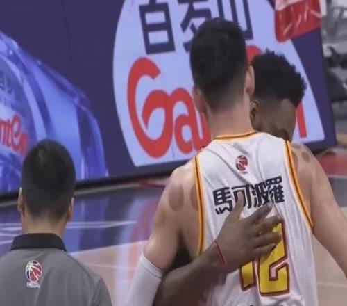 離譜的場邊廣告牌！傷多少球員了可CBA還不改