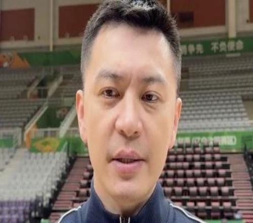 楊鳴：青島的實(shí)力沒(méi)有因楊瀚森離開(kāi)而下降趙繼偉今晚不會(huì)出戰(zhàn)