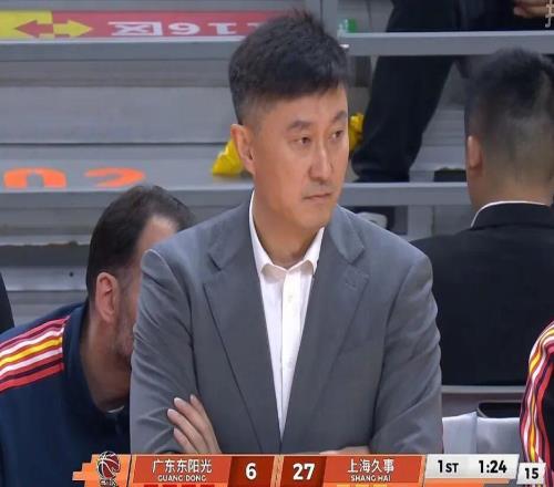 广东男篮40分惨败,三分球35中5+17次失误,上海男篮酣畅淋漓大胜