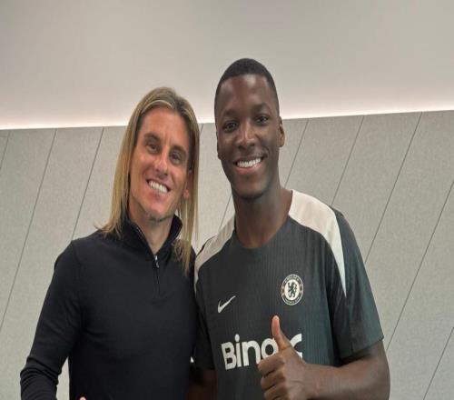 厄瓜多尔主帅贝卡切切现场观战切尔西,并与凯塞多合影