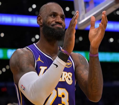 NBA今日里程碑!大帝超越大梦,哈登超越一哥,老詹2600记三分球