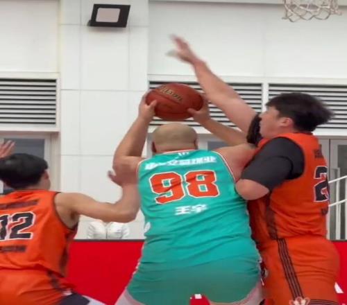 胖成球!广东旧将身材变化明显球迷调侃成奥尼尔