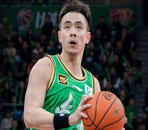 辽宁男篮赵继伟引球迷不满,广东前功勋外援再就业,四川官宣换帅