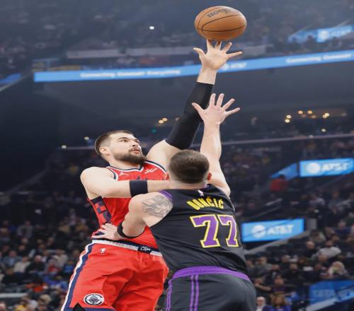 摧毁湖人!怒砍18分19篮板!这才是洛杉矶第一中锋