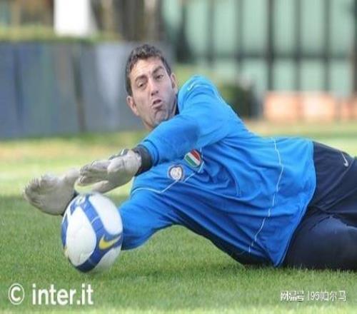 与国米4次续约的小角色,38岁完成欧冠处子秀,40岁退役