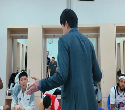 胜辽宁更衣室!邱彪与全队击掌庆祝,讲话重提心态与拼,氛围极佳
