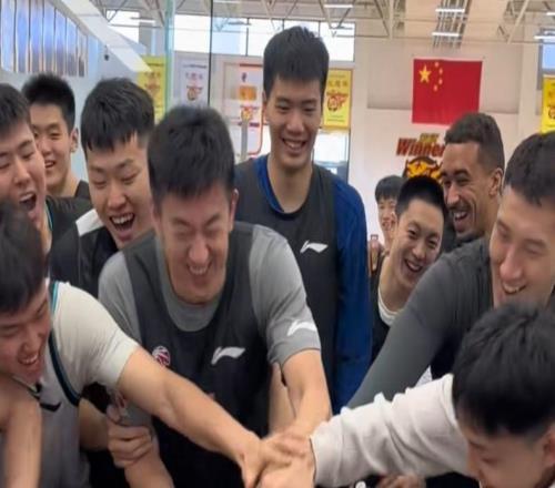 凝聚力拉满!广东为林医生庆生!杜锋讲话致敬,球员砸蛋糕未果!