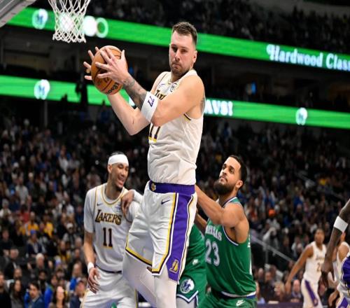 东契奇33+11创两大历史第1神迹,湖人逆转独行侠!詹姆斯末节暴走