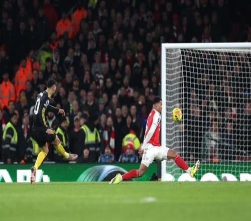 对曼联被3次破门,阿森纳时隔121场比赛再次单场丢3球