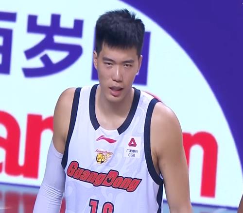 突发！广东队2米11中锋，意外受到重伤，被队友搀扶下场令人担忧