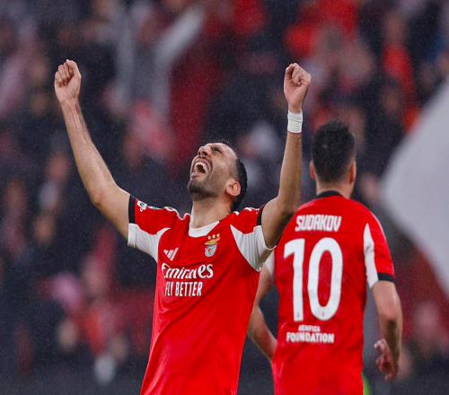 欧冠42神剧情:门将绝杀两冠王奇迹生还13.5亿豪门坠入附加赛