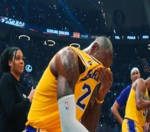 欢迎回家,骑士主场播放致敬视频,詹姆斯场边落泪