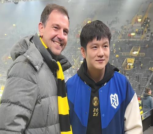 樊振东与波尔再看足球比赛,与多特蒙德主帅合影,喜笑颜开超开心