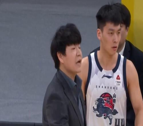 CBA山东男篮惜败广厦，外援手感低迷，小将三个三分拿到9分