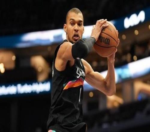 米奇:文班愿意为了赢球倾其所有外界对他的期待已经近乎苛刻