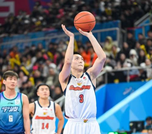 拿600万，9投7铁，在场输10分！球迷：输球从你超远三分打铁开始