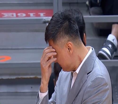 广东两节崩！半场落后上海21分，胡明轩隐形0得分，杜锋掩面无奈