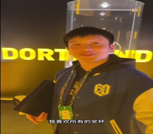 可爱樊振东参观多特蒙德奖杯室,提到冠军眼睛都亮了每个都喜欢