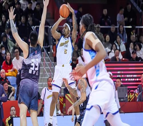 广厦输球揪毒瘤!全场18铁投死球队,球迷:无限开火权也得有个度