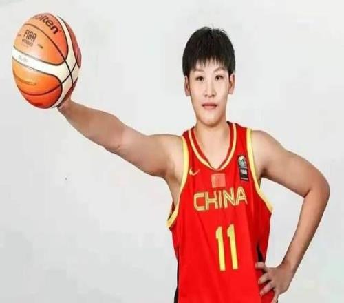 2米01刘禹彤、2米26张子宇、1米92陈明伶！中国女篮三大中锋入选