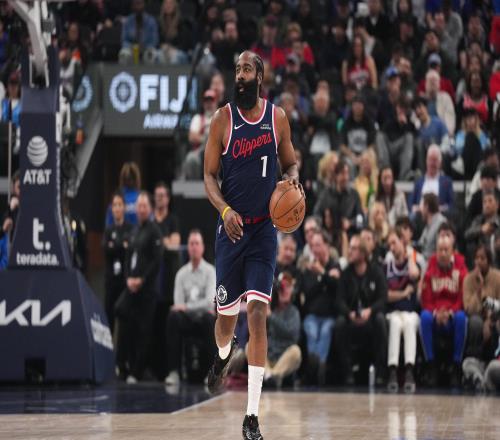 记者：哈登今天依旧去了快船训练馆练球，并和工作人员告别