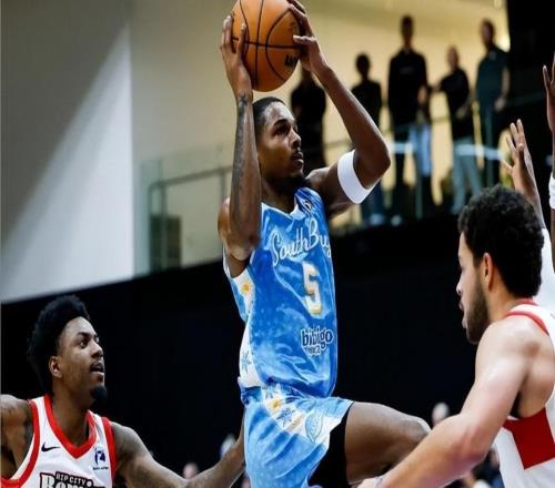 出场时间太少了！湖人二队板凳席上其实有一个相当不错的得分手