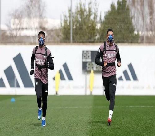 跟队：平图斯安排皇马球员今日佩戴面罩进行体能测试