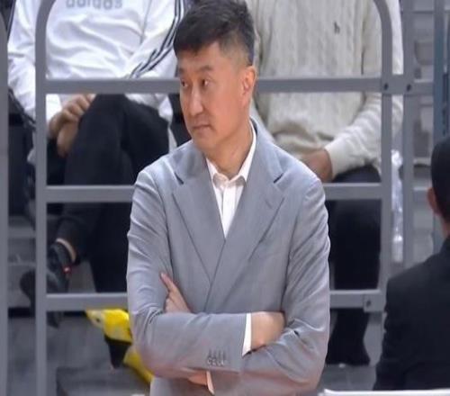 杜锋:开局挖了一个大坑,几个球员没人防守情况下投不中非常可惜