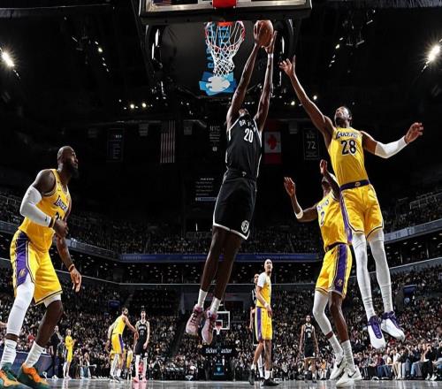 惨败中的最大亮点！篮网替补中锋简直是打爆了湖人内线