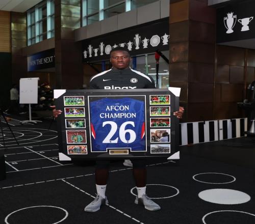 马马杜萨尔重返切尔西，队友送上球衣祝贺他获得非洲杯荣耀_英超直播